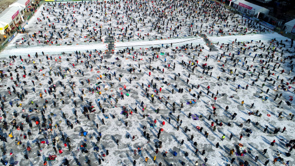 2018 산천어축제 폐막일인 28일 축제장인 강원 화천군 화천읍 화천천에 많은 관광객이 얼음낚시를 하며 겨울 추억을 만들고 있다.   연합뉴스