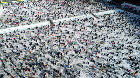 2018 산천어축제 폐막일인 28일 축제장인 강원 화천군 화천읍 화천천에 많은 관광객이 얼음낚시를 하며 겨울 추억을 만들고 있다.   연합뉴스