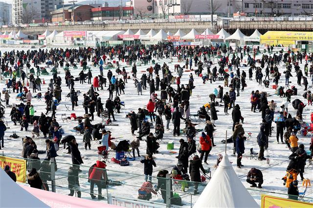 2018 화천산천어 축제 폐막일인 28일 많은 관광객들이 강원도 화천군 화천천 일원 얼음낚시터장에서 막바지 축제를 즐기고 있다. 산천어축제는 이날 오후 5시50분 폐막식을 끝으로 23일간의 대장정을 마친다.  뉴스1