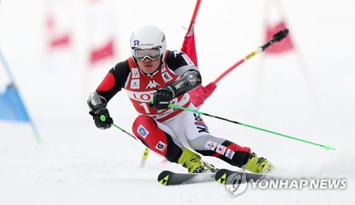 18일 오후 강원 정선군 하이원리조트에서 열린 제99회 동계 체육대회 및 제48회 회장배 전국스키대회에서 경성현(홍천군청)이 역주하고 있다. 2018.1.18. 연합뉴스