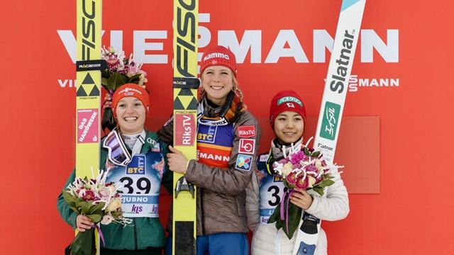 27일(현지시간) 슬로베니아 류브노에서 열린 2017~18시즌 국제스키연맹(FIS) 스키점프 11차 월드컵 여자 노멀힐에서 우승한 마렌 룬드비(가운데)와 2위 카타리나 알트하우스(왼쪽), 3위 다카나시 사라(오른쪽)가 기념 포즈를 취하고 있다.  FIS 제공