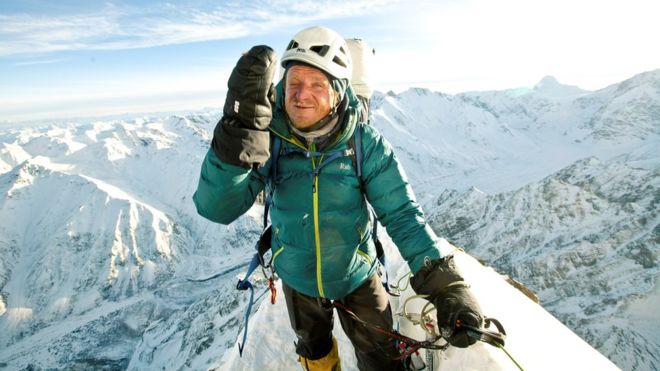   폴란드 산악인 토마시 맥키비츠의 평소 등정 모습. 그는 파키스탄 북부 낭가 파르밧에서 조난당했는데 근처 K2를 등정하던 동포 산악인들이 달려와 구조에 매달렸지만 눈에 띄지 않아 결국 구조작업을 포기하기에 이르러 안타까움을 안기고 있다. 로이터 자료사진 