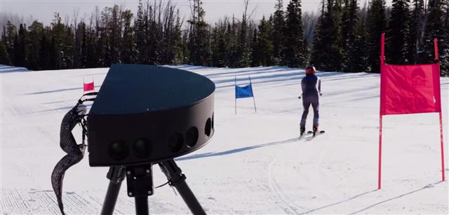 인텔의 가상현실(VR) 방송 시스템인 ‘트루VR’을 구현하기 위해 스키장에 전용 특수 카메라가 설치돼 있다.  인텔 홈페이지 영상 캡처