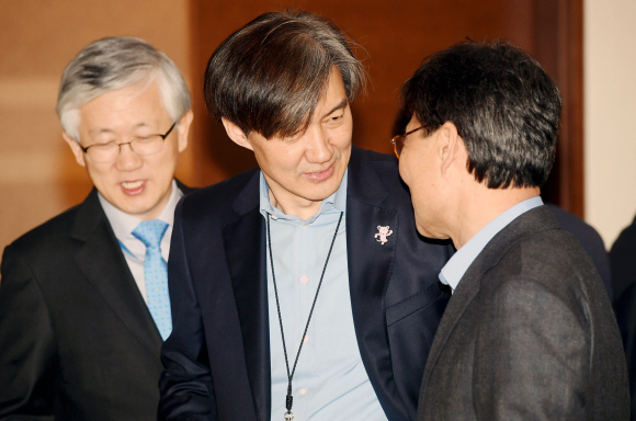 29일 오후 청와대 여민관에서 열린 수석보좌관회의에서 장하성 정책실장(오른쪽)과 조국 민정수석이 대화를 나누고 있다.  안주영 기자 jya@seoul.co.kr