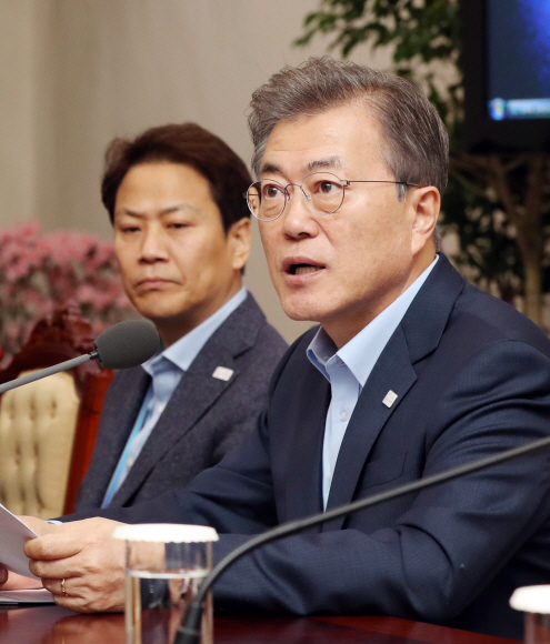 문재인 대통령이 29일 오후 청와대 여민관에서 열린 수석보좌관회의에서 모두발언을 하고 있다. 안주영 기자 jya@seoul.co.kr