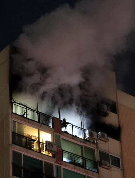 지난 28일 밤 서울 은평구 불광동 소재 아파트의 14층에서 화재가 발생해 창문에서 불길과 검은 연기가 뿜어져 나오고 있다.<br>연합뉴스