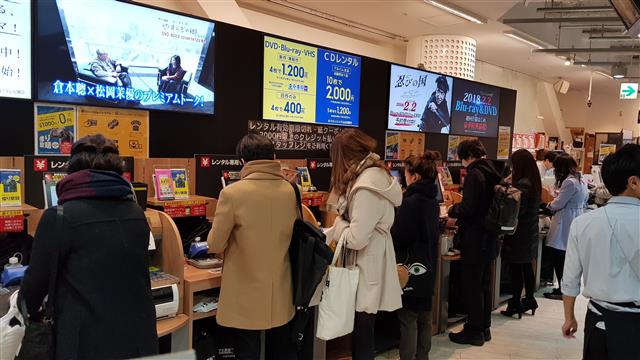 지난 27일 일본 도쿄 시부야에 있는 쓰타야서점의 DVD 무인 계산대에서 고객들이 자신이 산 상품을 직접 결제하고 있다.