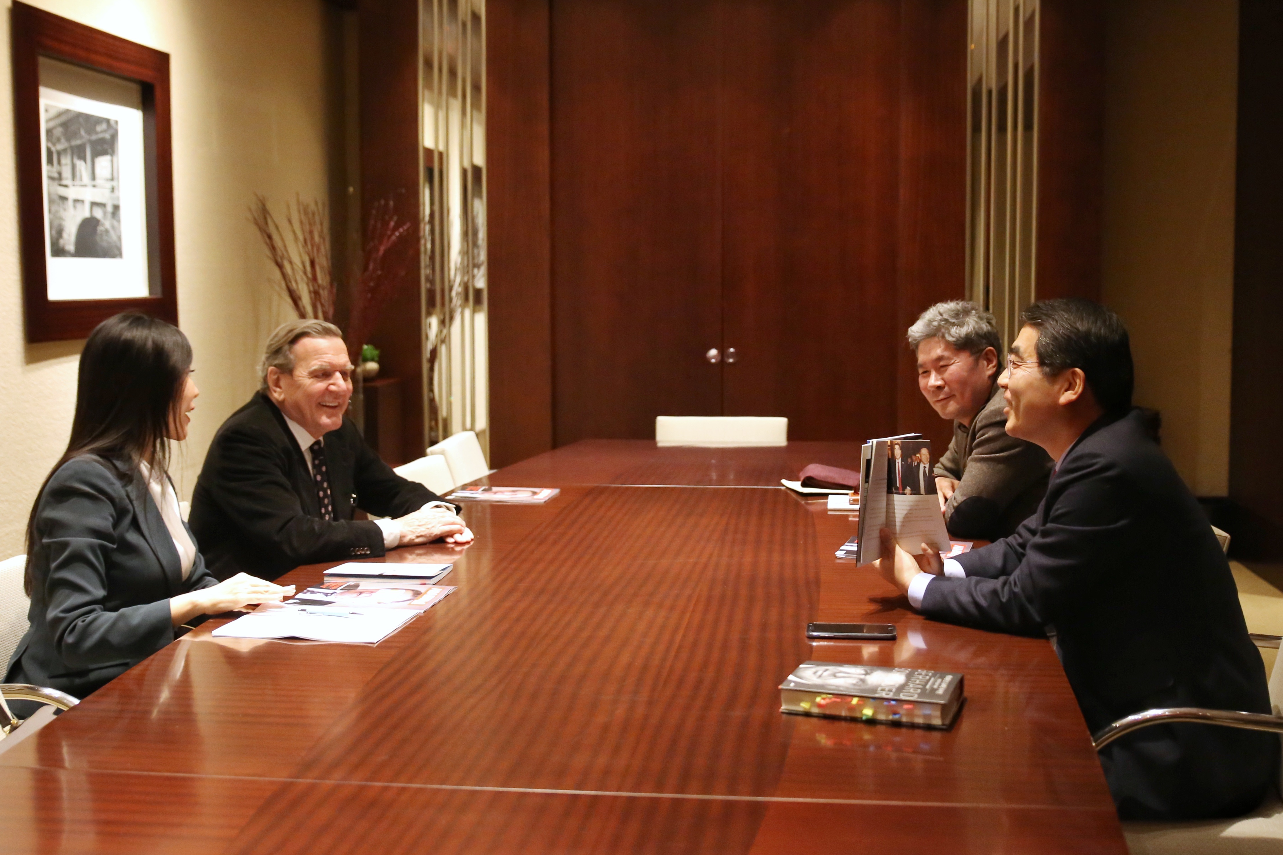 양기대(오른쪽) 광명시장이 29일 서울 하얏트 호텔에서 슈뢰더 전 독일 총리와 대담을 나누고 있다. 광명시 제공