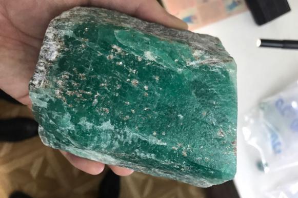 러시아 유일의 에메랄드 광산인 말리셰프 광산에서 캐낸 1.6kg짜리 에메랄드 원석. [러시아 일간 프라우다 홈페이지 캡처]