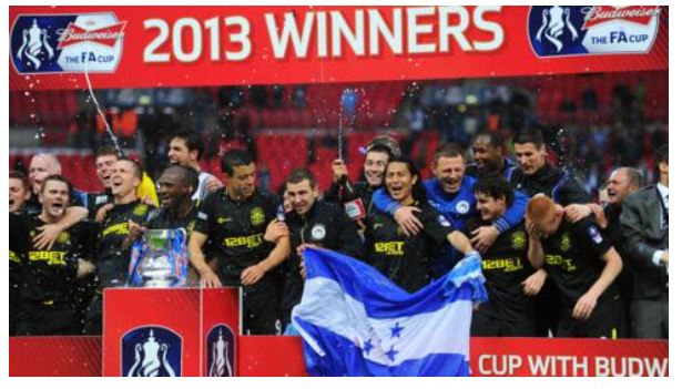 2013년 맨시티를 결승에서 물리치고 FA컵 우승을 차지했을 때의 위건 선수들 모습. BBC 홈페이지 캡처