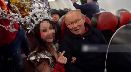 박항서 귀국특별기에 비키니 서비스