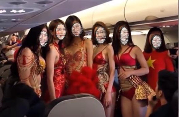 금의환향하는 박항서 감독의 베트남 축구대표팀을 태운 특별기에서 ’비키니 쇼’를 벌인 베트남 항공사가 벌금을 물게 됐다. 베트남민항청은 31일 홈페이지를 통해 기내 비키니 쇼를 한 베트남 저가항공사 비엣젯에 벌금 4천만 동(189만 원)을 부과한다고 전했다. 사진은 베트남 축구대표팀의 귀국 특별기에서 비키니 차림의 모델들이 포즈를 취한 모습.  유튜브 캡처=연합뉴스