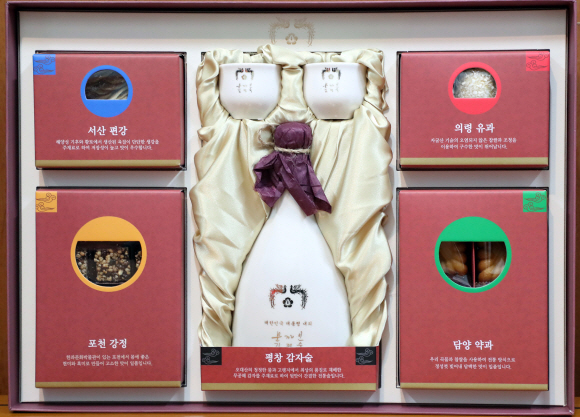 31일 오전 공개된 문재인 대통령의 설 선물 세트. 2018. 01. 31  안주영 기자 jya@seoul.co.kr