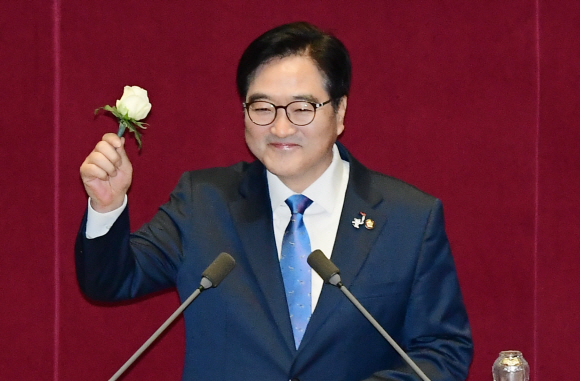 더불어민주당 우원식 원내대표가 31일 국회 본회의에서 교섭단체 대표연설에 앞서 서지현 검사의 성추행 고발을 지지한다며 하얀 장미를 들어 보이고 있다.  2018.1.31.    이종원 선임기자 jongwon@seoul.co.kr