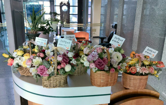 최근 성추행 피해를 폭로한 통영지청 서지현 검사를 응원하는 꽃바구니가 31일 경남 통영시 창원지방검찰청 통영지청 안내데스크 앞에 놓여 있다.  독자 촬영 제공=연합뉴스