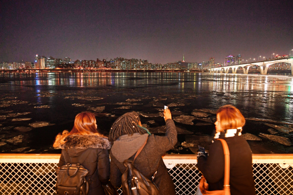 한강 야경을 감상하며 서울에서의 마지막 밤을 보내고 있는 알리미들.