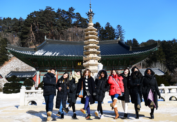 평창 월정사를 찾은 한국 관광 알리미들과 한국방문위원회 관계자들이 기념사진을 찍고 있다.