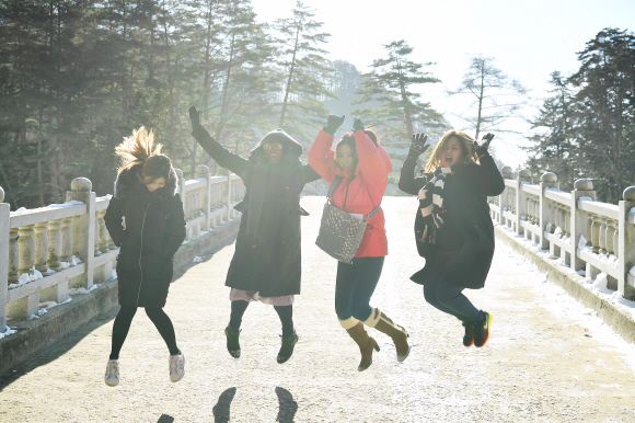 알리미들이 배우 공유가 걸었던 월정사 금강교에서 ‘점프 샷’을 찍고 있다.