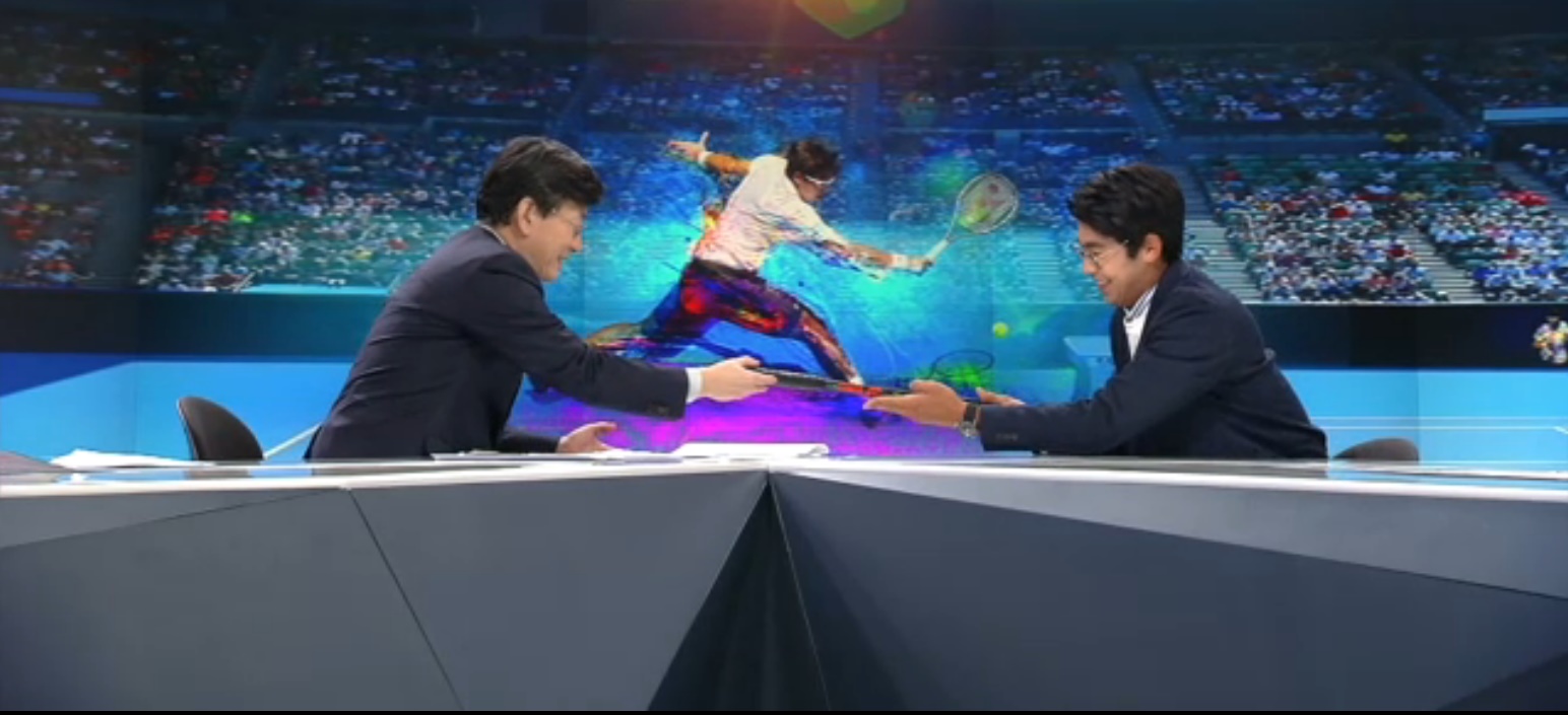 정현(오른쪽)이 31일 JTBC 뉴스룸에 출연해 자신이 호주오픈 때 쓴 테니스라켓을 손석희 앵커에게 선물하고 있다. JTBC 캡처