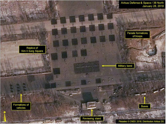 북한이 오는 8일 북한군 창설 기념일인 ’건군절’을 앞두고 열병식 준비와 훈련을 하고 있는 평양 동쪽 미림 열병식 훈련장에 과거와 달리 열병식 참가자들의 숙소용 천막촌이 아직 보이지 않는다고 북한 전문매체 38노스가 지난달 28일 촬영된 에어버스 디펜스 & 스페이스 인공위성 사진을 근거로 분석했다. 사진은 열병식장인 김일성광장을 본뜬 훈련장. 맨 아래 구조물이 사열대. 사진 한가운데 대형은 군악대. 그 위 다수의 병력 대형들이 보인다. 왼쪽 아래는 차량 대형.  38노스 캡처=연합뉴스