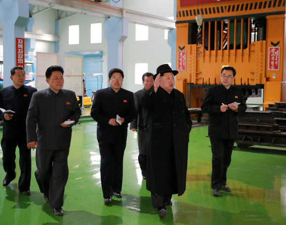 북 김정은, 평양무궤도전차공장 시찰