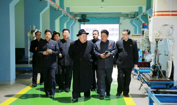 북 김정은, 평양무궤도전차공장 시찰