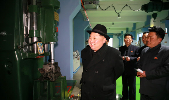 북 김정은, 평양무궤도전차공장 시찰