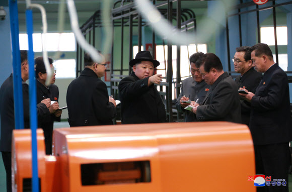 북 김정은, 평양무궤도전차공장 시찰