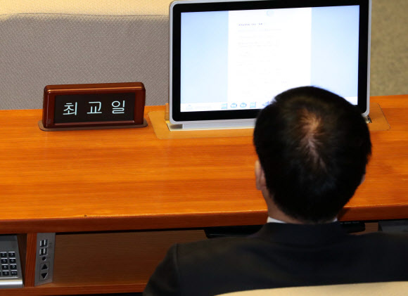 본회의 참석한 최교일 의원