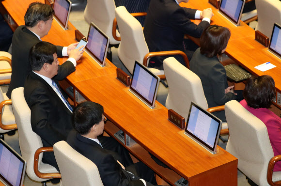 본회의 참석한 최교일 의원