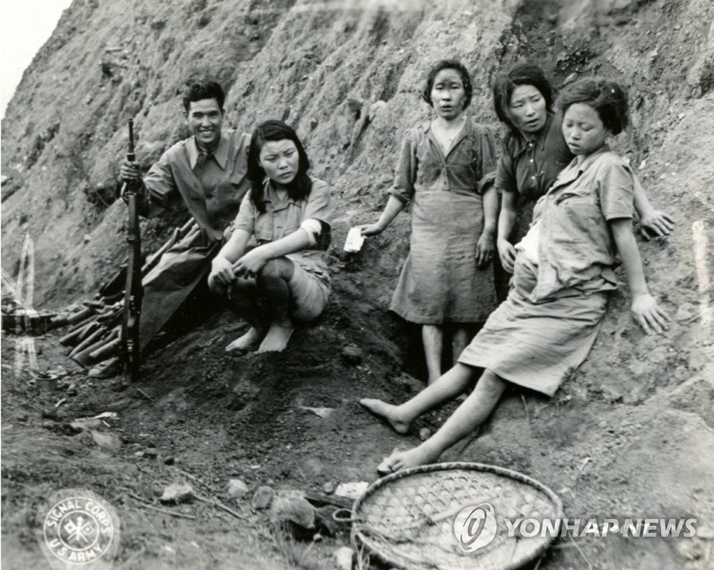 1944년 중국 송산의 한국인 일본군 위안부 모습.