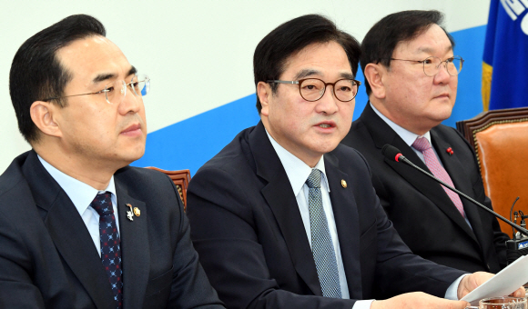 1일 국회에서열린더불어민주당 정책조정회의에서 우원식 원내대표가 모두발언을 하고있다. 이종원 선임기자 jongwon@seoul.co.kr