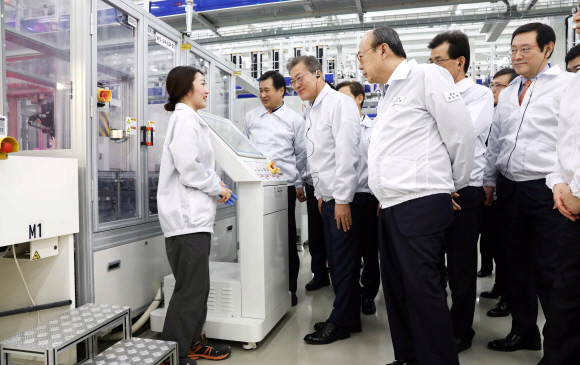문재인 대통령이 1일 충북 진천 한화큐셀 진천공장을 방문해 일자리나누기 공동선언식을 마친 후 생산라인 시찰을 하고 있다. 안주영 기자 jya@seoul.co.kr
