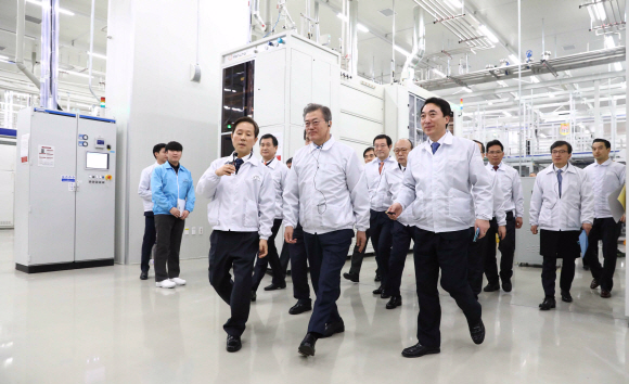 문재인 대통령이 1일 충북 진천 한화큐셀 진천공장을 방문해 일자리나누기 공동선언식을 마친 후 생산라인 시찰을 하고 있다. 안주영 기자 jya@seoul.co.kr