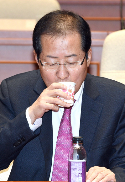 자유한국당 홍준표 대표가 1일 오후 국회 본청에서 열린 의원총회에서 물을 마시고 있다.  이종원 선임기자 jongwon@seoul.co.kr