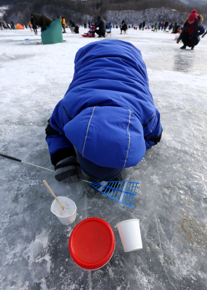 은빛 요정 빙어를 낚는 자세