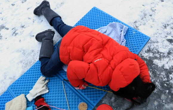 은빛 요정 빙어를 낚는 자세