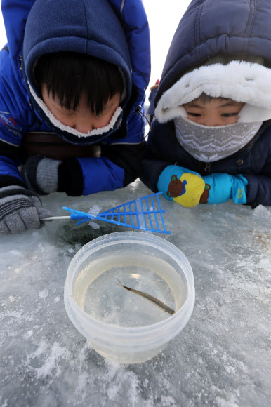 은빛 요정 빙어를 낚는 자세