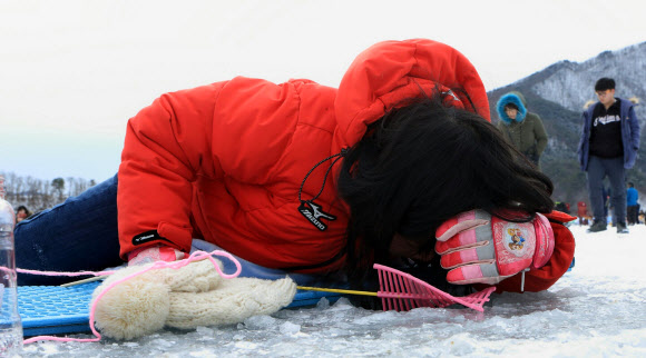 은빛 요정 빙어를 낚는 자세