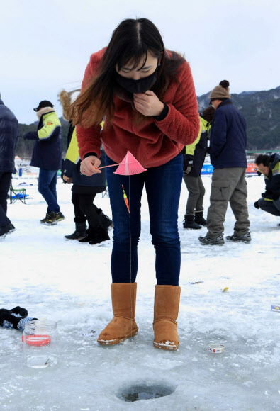 은빛 요정 빙어를 낚는 자세