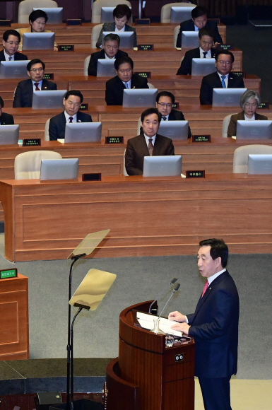 자유한국당 김성태 원내대표가 1일 열린 국회 본회의에서 교섭단체 대표연설을 하고 있다.  이종원 선임기자 jongwon@seoul.co.kr