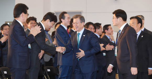 문재인 대통령이 1일 오후 세종시 정부세종컨벤션센터에서 개최된 국가균형발전 비전 선포식에 입장하고 있다. 안주영 기자 jya@seoul.co.kr