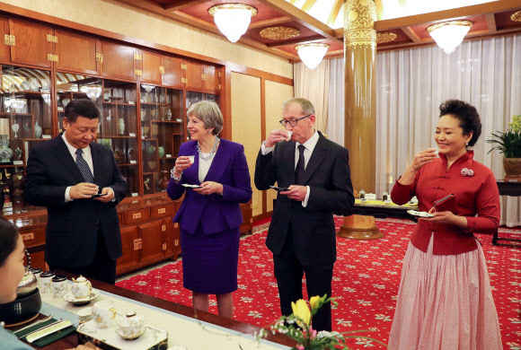 시진핑(왼쪽 첫 번째) 중국 국가주석과 테리사 메이(두 번째) 영국 총리가 1일 양국 정상회담이 열린 중국 베이징 조어대 영빈관에서 차를 마시고 있다. 세 번째와 네 번째는 각각 메이 총리의 남편 필립 메이와 시 주석의 부인 펑리위안. 베이징 EPA 연합뉴스