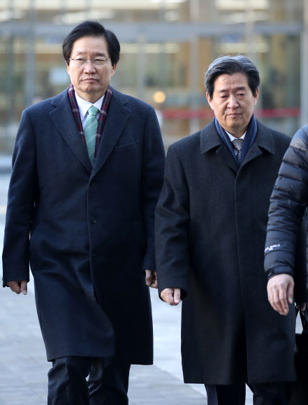 김영석 전 해양수산부 장관(왼쪽)과 윤학배 전 해양수산부 차관<br>연합뉴스