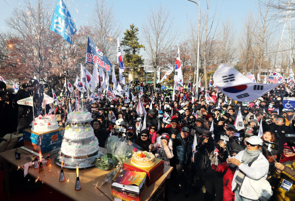박근혜 전 대통령 생일 축하하는 지지자들