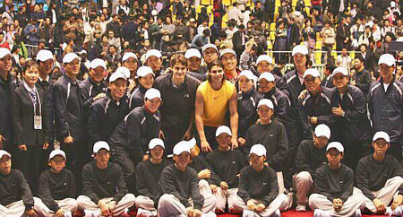지난 2006년 11월 서울 잠실체육관에서 열린 나달-페더러와의 경기가 끝난 뒤 두 선수와 경기에 참가했던 볼보이 등이 단체사진을 찍고 있다. [서울신문DB]