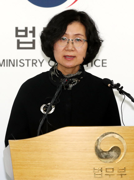 기자회견하는 권인숙 대책위원장