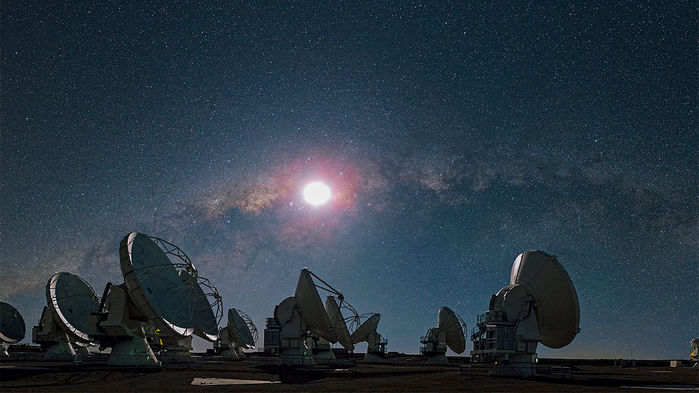미국 독일 일본 국제공동연구진이 세계 최대 규모의 전파망원경 ‘ALMA’를 활용해 우리은하 바깥쪽에 있는 왜소은하에서 생명체의 기본단위인 유기분자를 발견했다.  유럽남방천문대(ESO) 제공