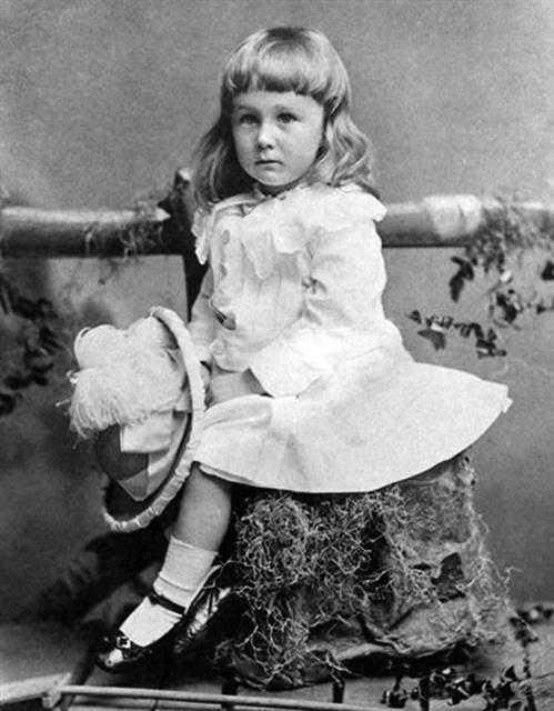 미국 대통령 프랭클린 루스벨트의 어린 시절 사진은 바람직한 남성상, 여성상이 시대에 따라 바뀐다는 사실을 보여 준다. 그가 30개월 때인 1884년에 찍은 이 사진은 ‘남자아이는 씩씩해야 한다’는 고정관념과는 다소 거리가 있다.  나눔의 집 제공