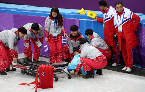 2018 평창동계올림픽에 출전하는 북한 쇼트트랙 대표팀의 최은성이 2일 오후 강원도 강릉 아이스아레나에서 훈련하던 중 미끄러져 넘어진 뒤 고통스러워하고 있다.  연합뉴스